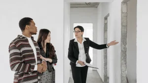 Agente inmobiliario mostrando una vivienda a clientes, imagen para desarrollo web de inmobiliarias en Vigo