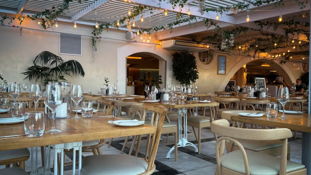 Interior de un restaurante moderno preparado para reservas y captación digital en Vigo