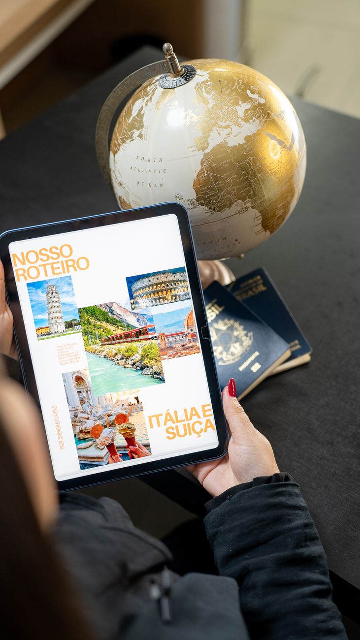 Diseño Web para Agencias de Viajes que Convierte Consultas en Reservas travel planning with globe tablet and passports