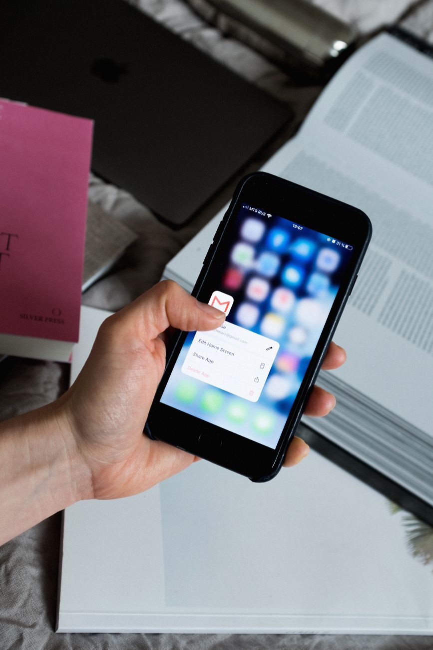 Automatización de Marketing con IA para Pymes: Guía Práctica person holding black smartphone
