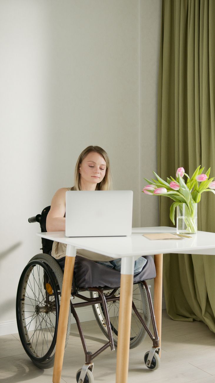 Diseño Web Accesible: Guía de Accesibilidad WCAG para Empresas a woman sitting on wheelchair while using her laptop