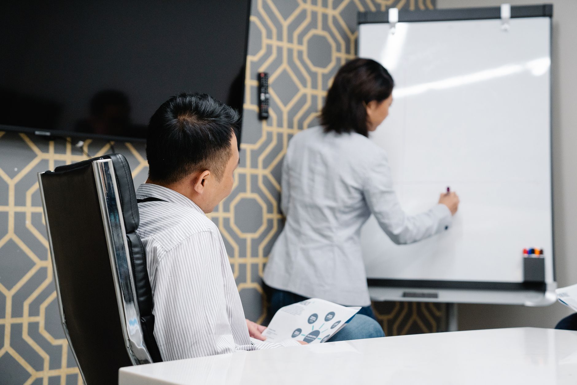 Análisis DAFO/FODA: Cómo Hacerlo Bien y que Sirva de Verdad employees on a conference room