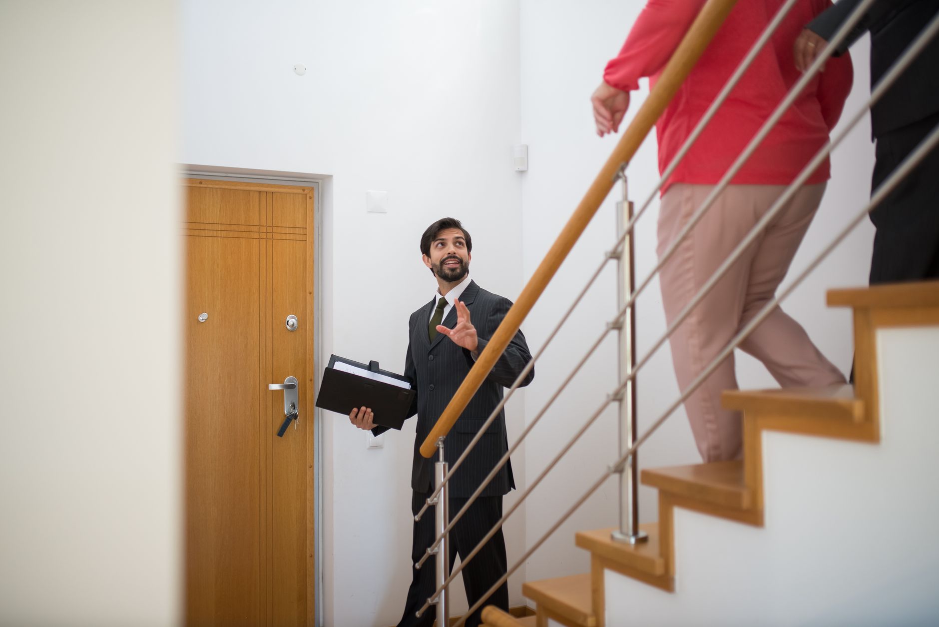 Software a Medida para Inmobiliarias: CRM, IA y Gestión de Cartera man in a suit standing at the bottom of a staircase